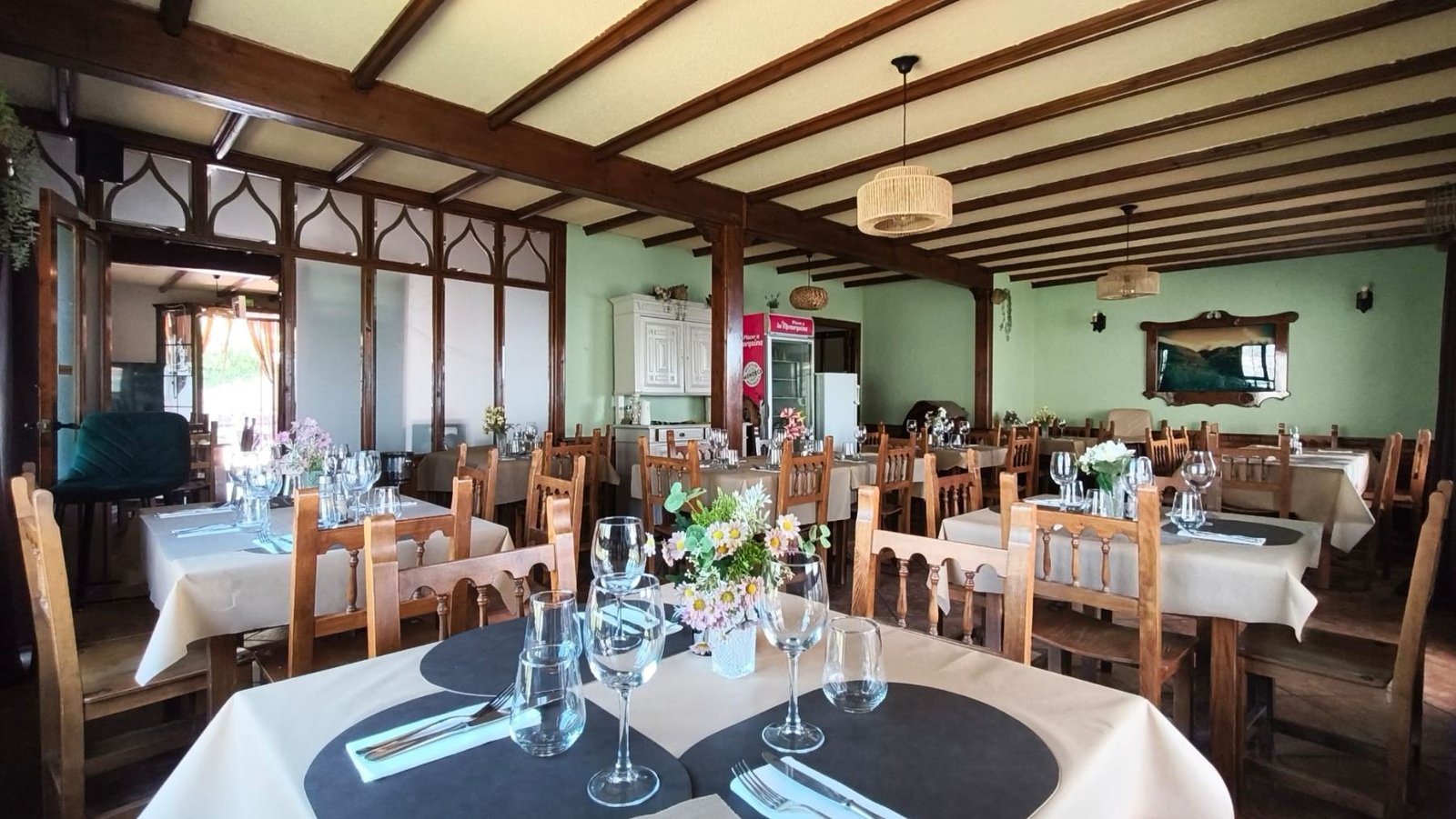 Mesas de madera del Restaurante El Trabuquete